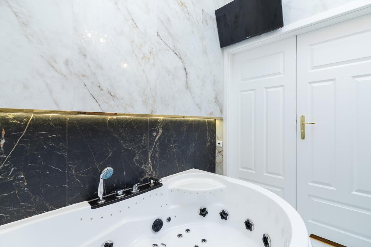 Kazimierz Studio With Jacuzzi By Renters Prestige Krakow Bagian luar foto