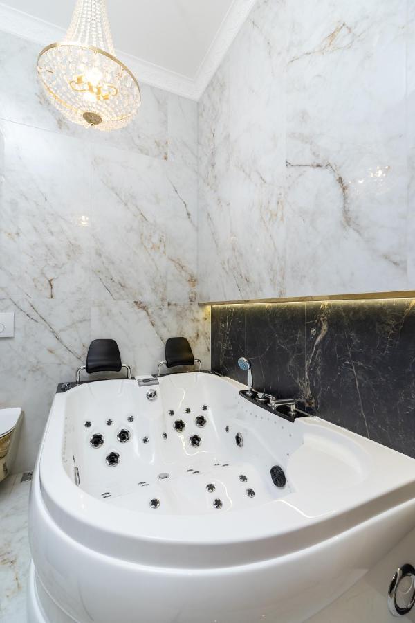 Kazimierz Studio With Jacuzzi By Renters Prestige Krakow Bagian luar foto